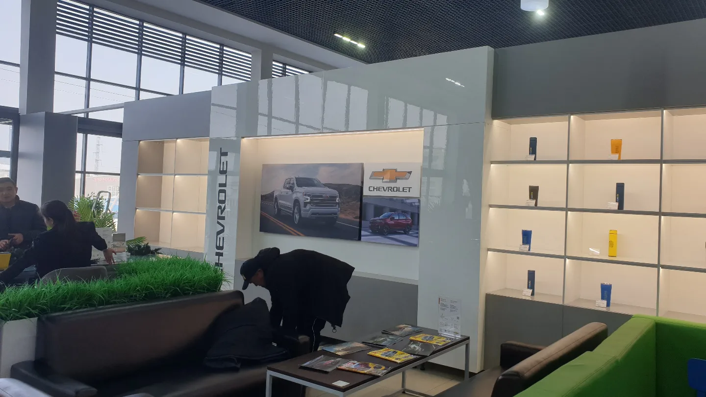 Автоцентр Chevrolet — обратная сторона с LED-экраном